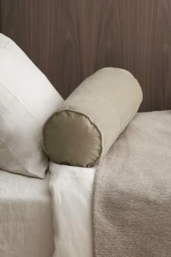 Textilier Ellos Home Pölkudde Nora Cylinder I Sammet 7 Textilier Ellos Home Pölkudde Nora Cylinder I Sammet -Sängkläder Försäljning 2024 ell 1679538 02 Fm M0071823