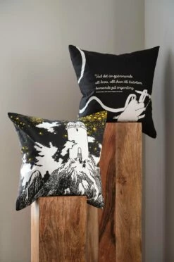 Textilier Svanefors Kuddfodral Mumin 7 Textilier Svanefors Kuddfodral Mumin -Sängkläder Försäljning 2024 hom 1706836 01 De 01