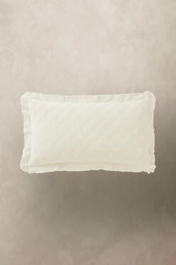 Textilier Jotex LILLY Kuddfordral 90x50 Cm 7 Textilier Jotex LILLY Kuddfordral 90x50 Cm -Sängkläder Försäljning 2024 jot 1670245 02 Fm